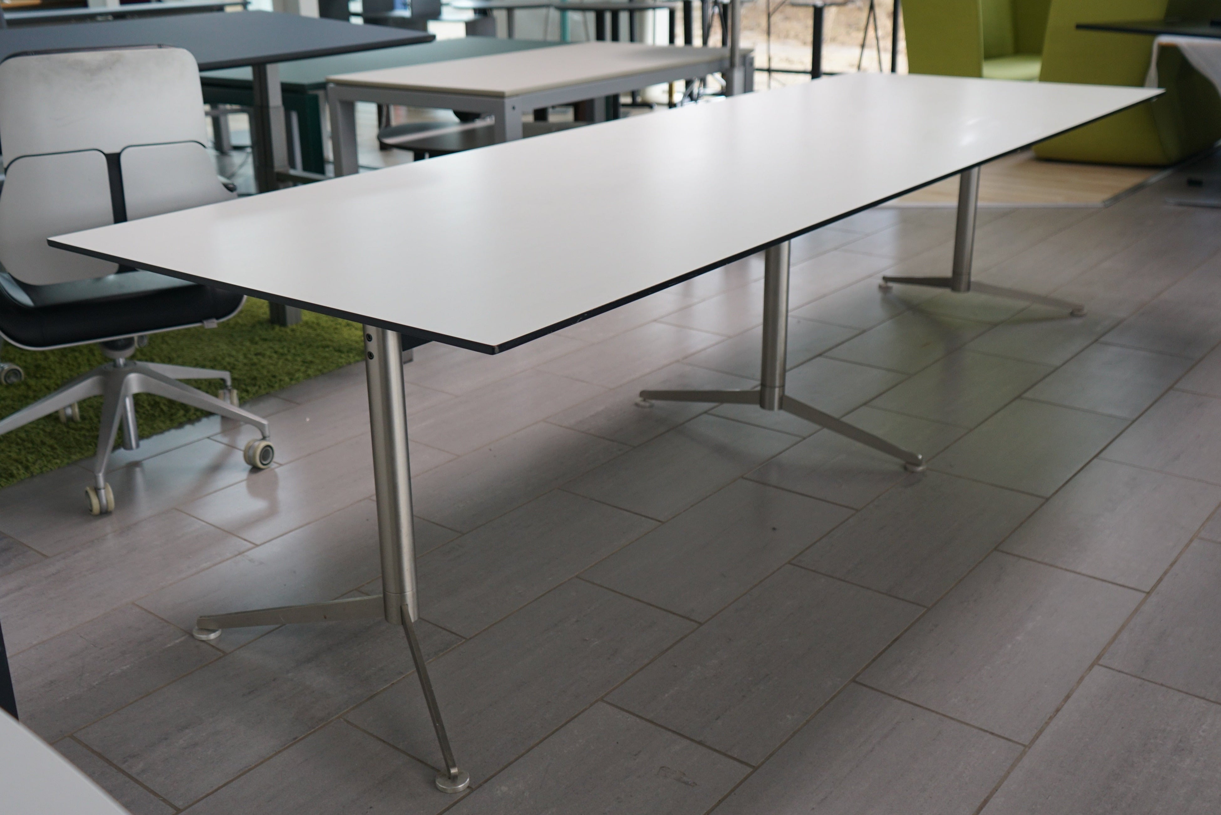 Paustian Spinal konferencebord 300x100 cm i hvid laminat med krom stel set fra skrå vinkel